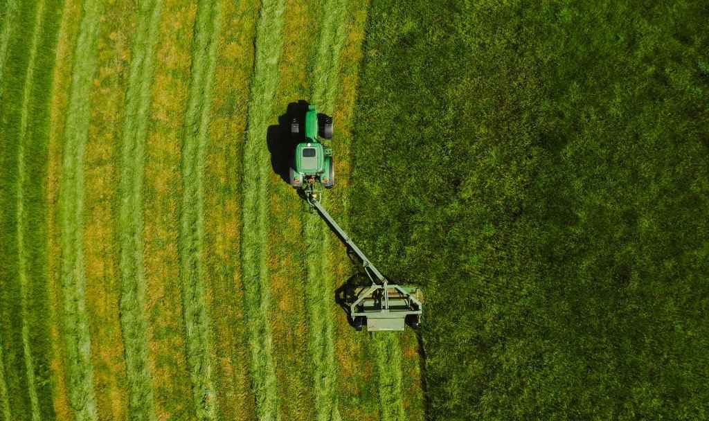 tracteur dans un champ